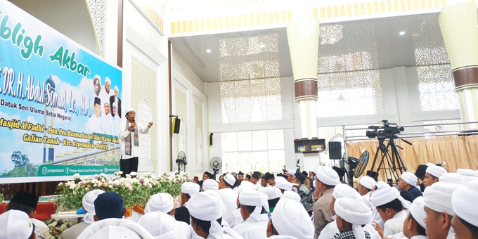 Ustaz Abdul Somad memberikan ceramah agama di hadapan ribuan masyarakat dan santri di Masjid Al Fadhl Ponpes Basma Darul&rsquo;ilmi Wassa&rsquo;adah di Desa Kepenuhan Barat Mulai, Kecamatan Kepenuhan, Kabupaten Rohul, Rabu (7/9/2022).